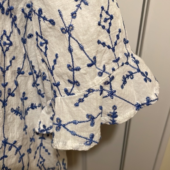 Kindred white and blue embroidered short sleeve top. EUC. Size L - Picture 2 of 5
